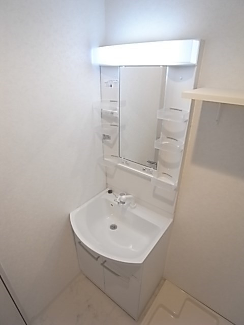 洗面設備　ゆったりとスペースのある洗面所