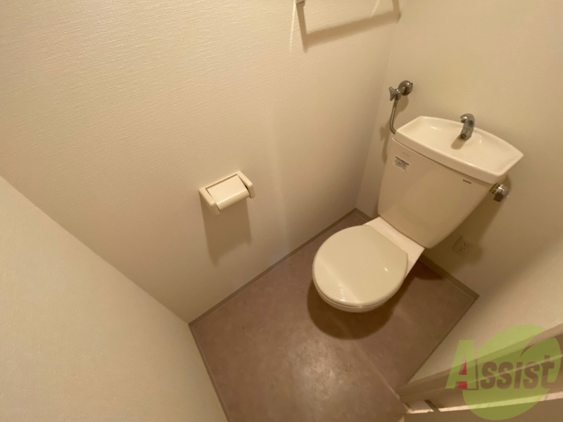 トイレ　トイレです。タオル掛けもついて便利ですね。