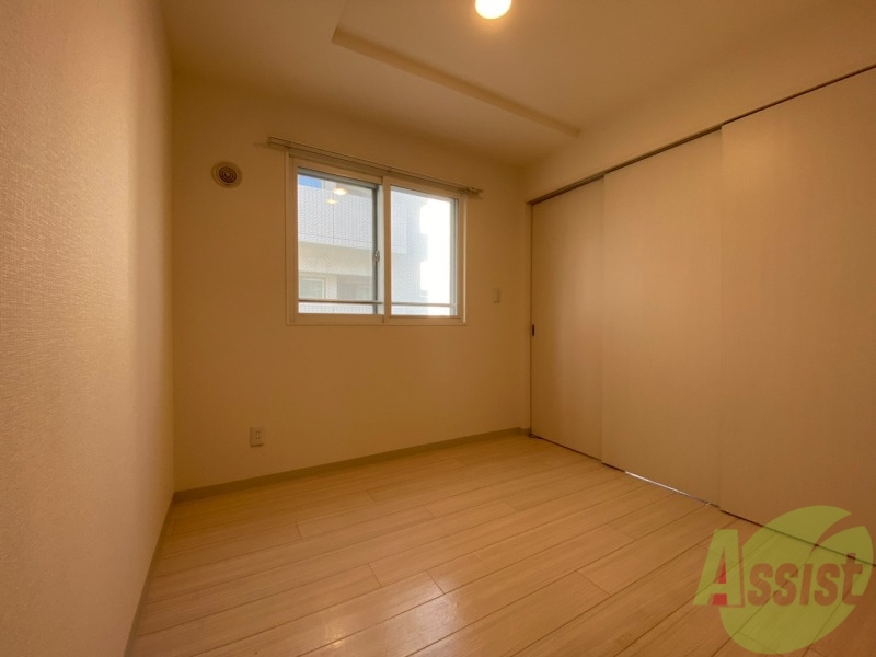 その他部屋・スペース　寝室はこちらです。光が差し込む、温かみのあるお部屋です。