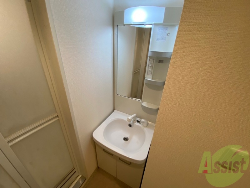 洗面設備　独立洗面台です。大きくてよいですね。シャンプーもできます。