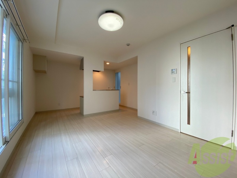 居室・リビング　リビングです。木目のフローリングが落ち着きますね。