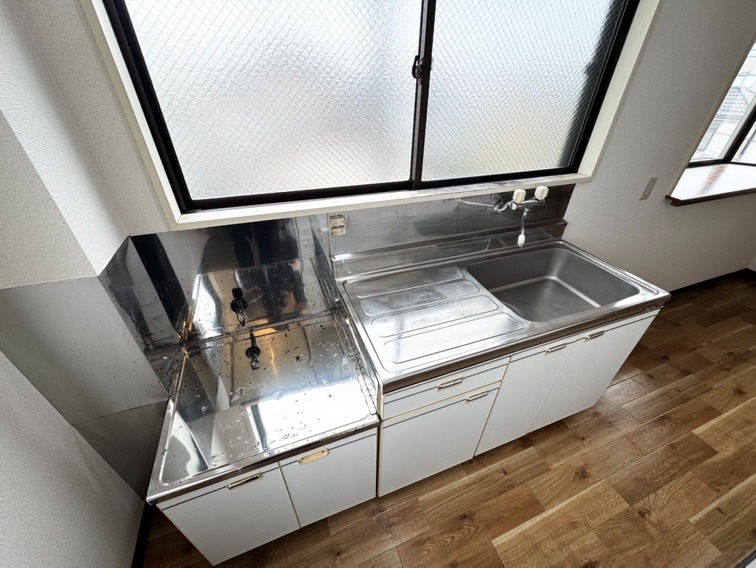 キッチン　※別号室の写真となります。