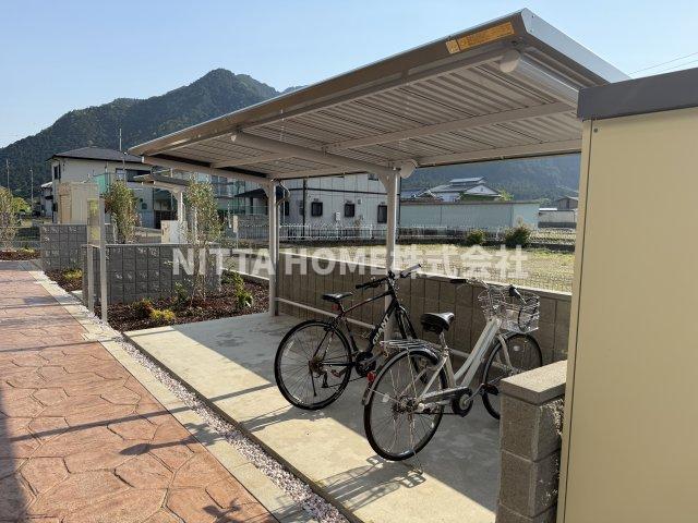 エントランス　屋根付きの駐輪場があります★