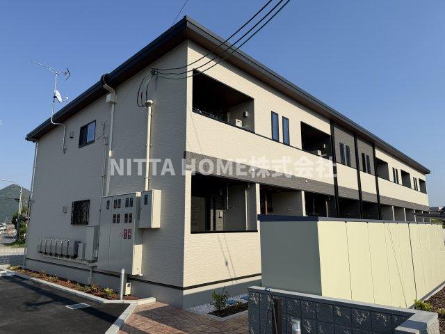 建物外観　＊築１年＊外部物置や宅配ＢＯＸ付き、太陽光発電システム搭載◇