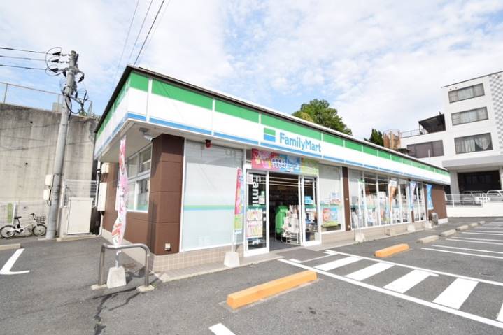 コンビニ　ファミリーマート（コンビニ）まで738m