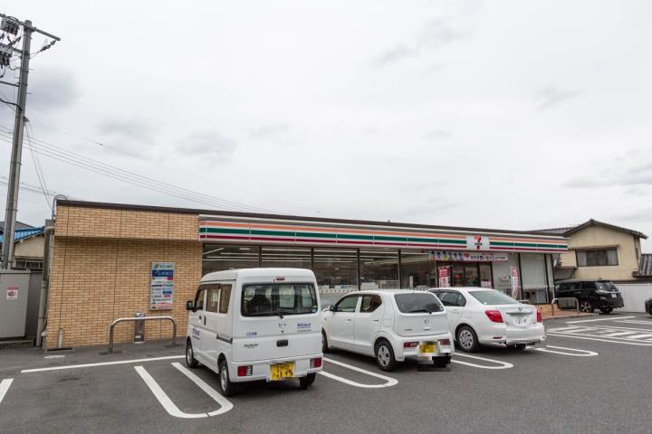 コンビニ　セブンイレブン（コンビニ）まで780m