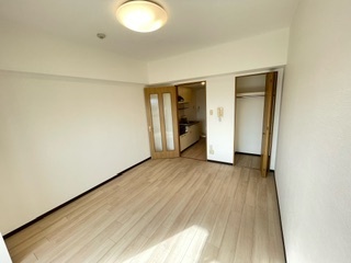その他部屋・スペース　ベランダ側からの室内です