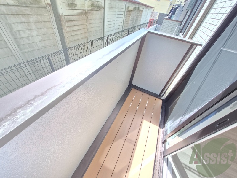 バルコニー　ベランダはよく日が当たり気持ちの良い空間です。
