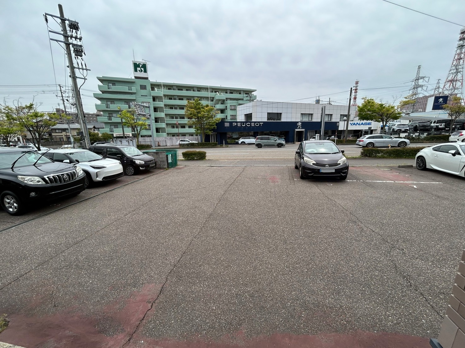 駐車場　目の前の通りはそこまで交通量ないので出やすいですよ♪