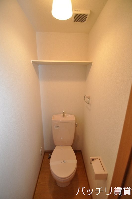 トイレ　別号室タイプの為、現状を優先致します。