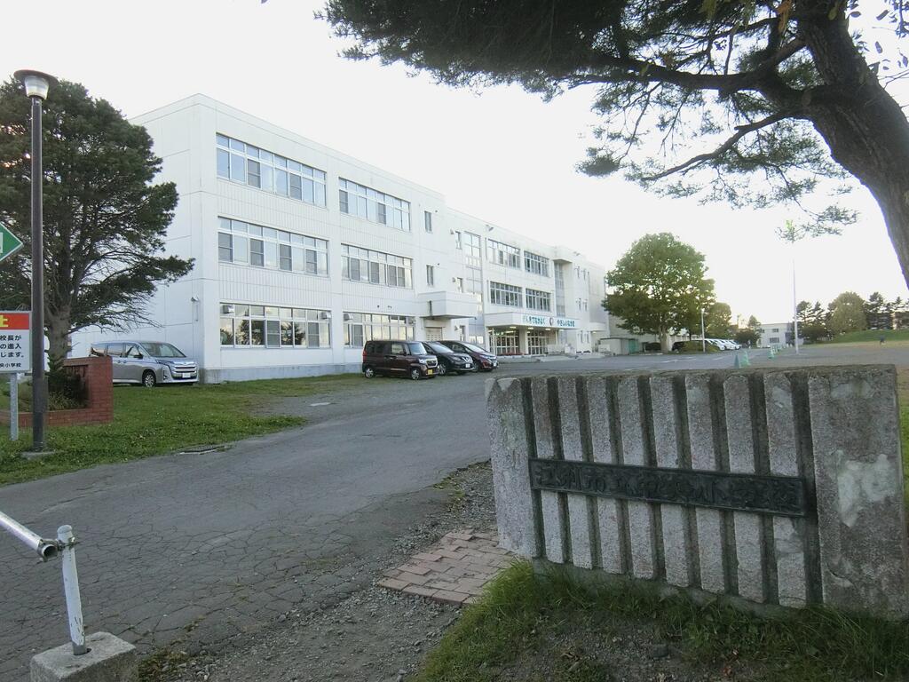 中学校　江別市立中央中学校（中学校）まで996m