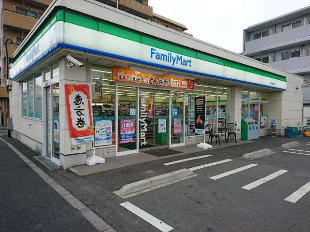 コンビニ　ファミリーマート（コンビニ）まで748m