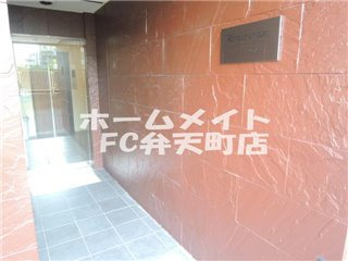 エントランス　落ち着いたエントランスです