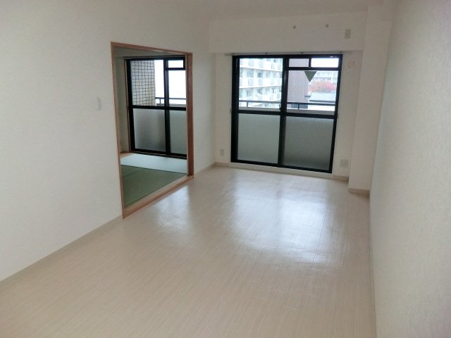 居室・リビング　床色が明るい色合いで綺麗です♪
