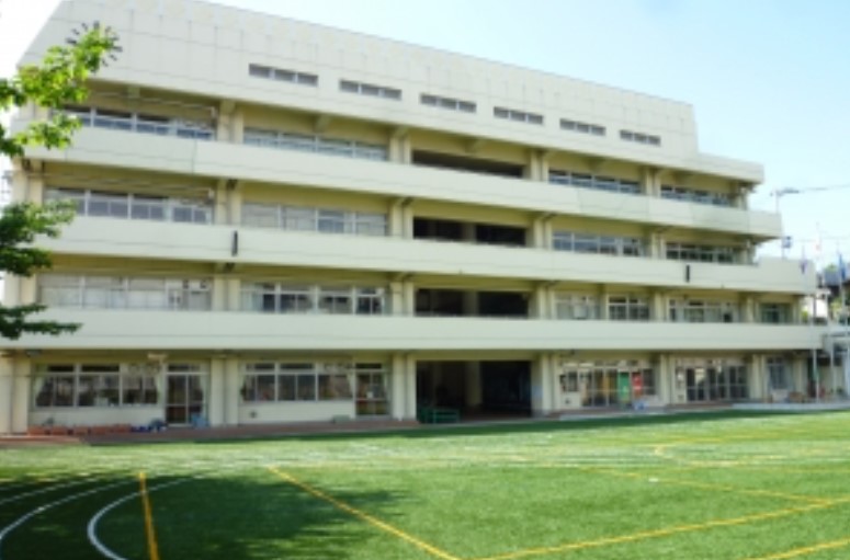 小学校　新宿区立富久小学校（小学校）まで330m