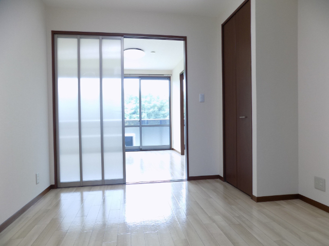 居室・リビング　※　同タイプのお部屋の写真です。