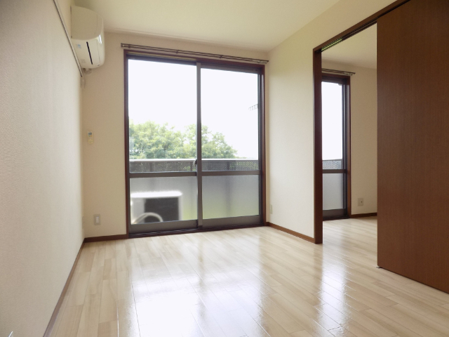 居室・リビング　※　同タイプのお部屋の写真です。