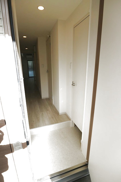 玄関　※写真は他号室です