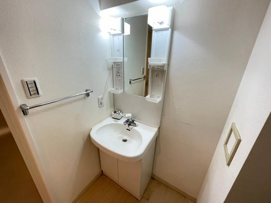 洗面設備　※別の部屋の写真です