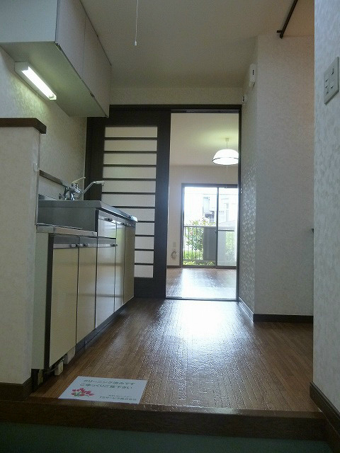 玄関　写真は103号室です