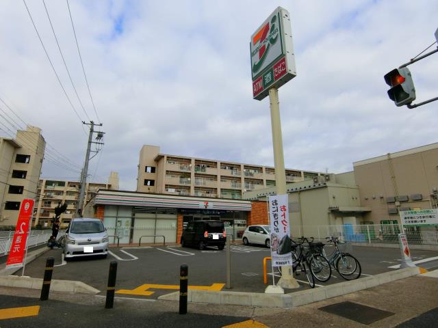 コンビニ　セブンイレブン（コンビニ）まで706m