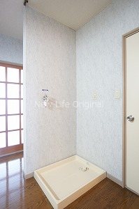 その他設備　水漏れ防止に安心な防水パン付きの洗濯機置場です☆