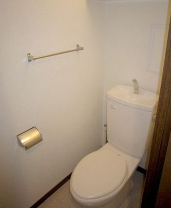 トイレ　落ち着いた色調のトイレです