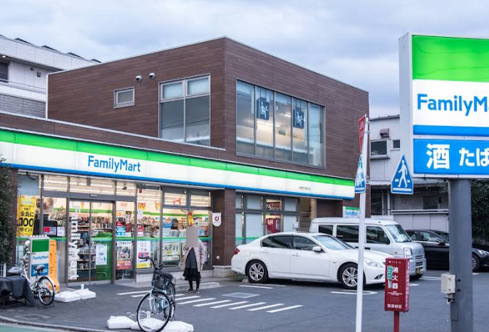 コンビニ　ファミリーマート 小浦世田谷梅丘店（コンビニ）まで365m