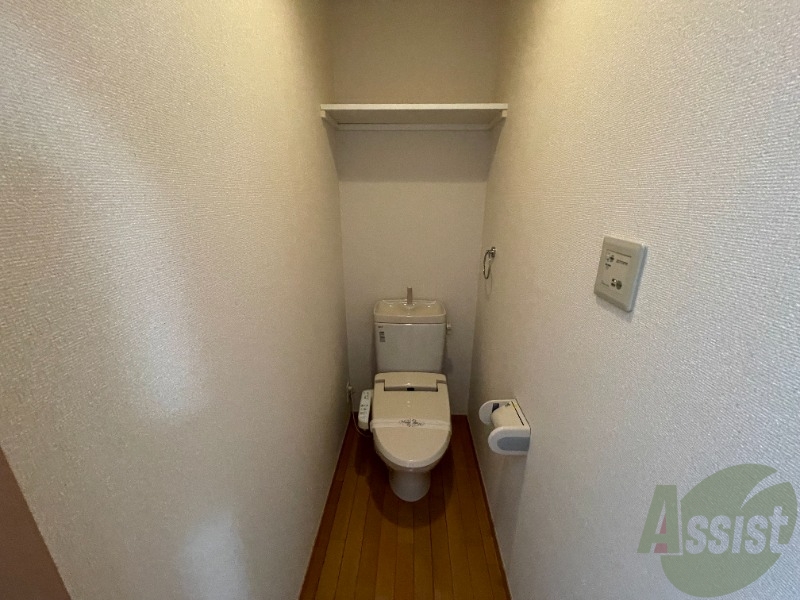 トイレ　トイレスペースに棚のスペースが有るのは良さそうですね。