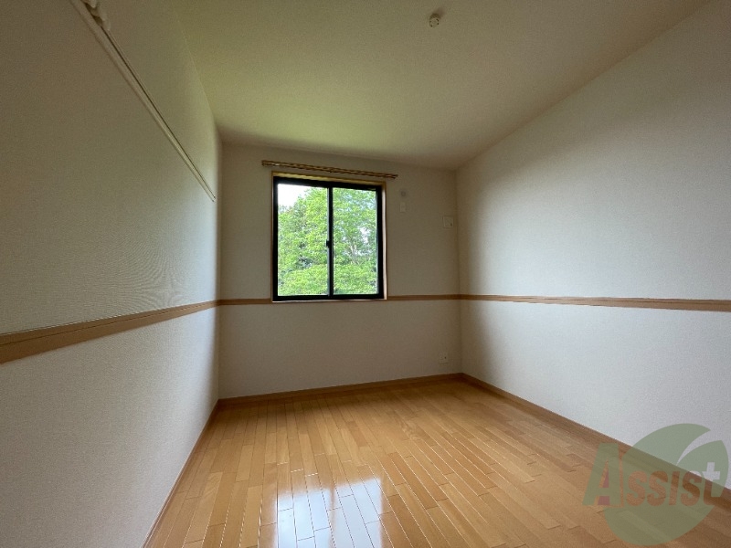 その他部屋・スペース　寝室としてもスペースに余裕があり、陽当たりが良いですね。