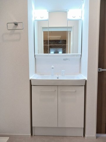 洗面設備　明るい洗面所です