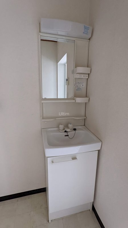 洗面設備　改装前のお部屋です。