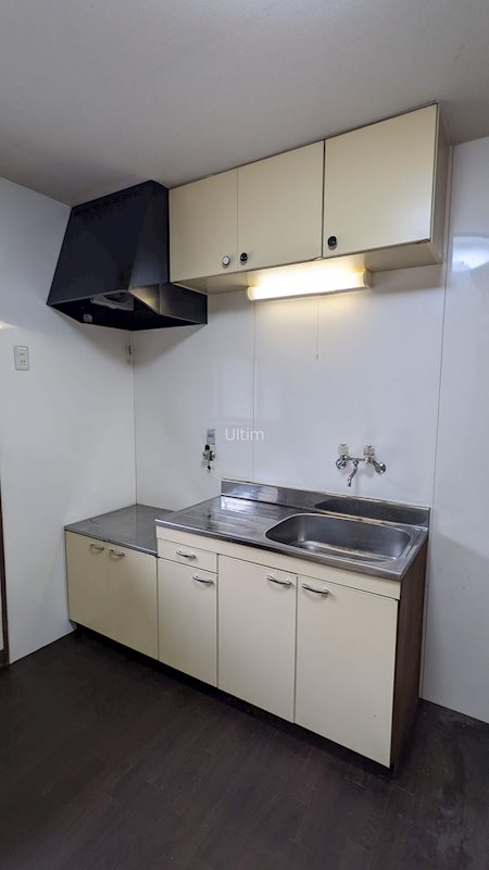 キッチン　改装前のお部屋です。