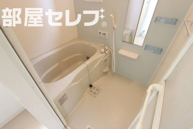 バス・シャワールーム　南側に窓があるから明るい浴室です