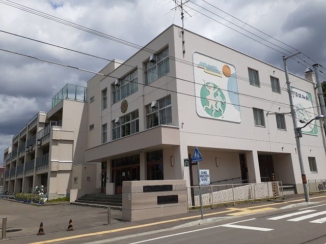 小学校　旭川市立知新小学校（小学校）まで600m