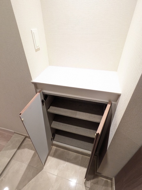 玄関　玄関　下駄箱