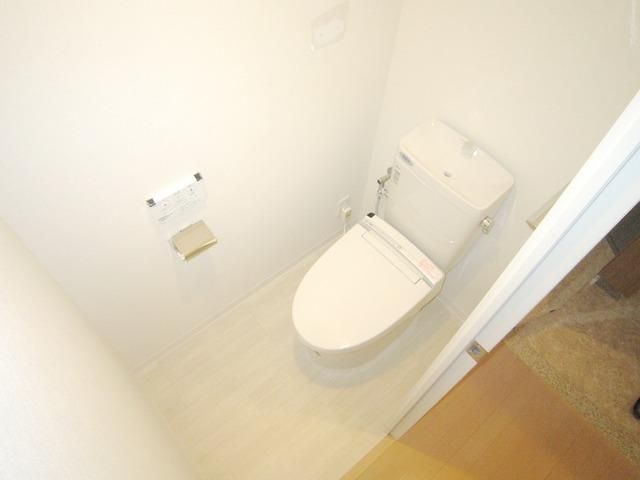 トイレ　★清潔感のある温水洗浄便座付きのトイレです★