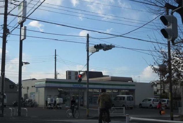 コンビニ　ファミリーマート（コンビニ）まで550m