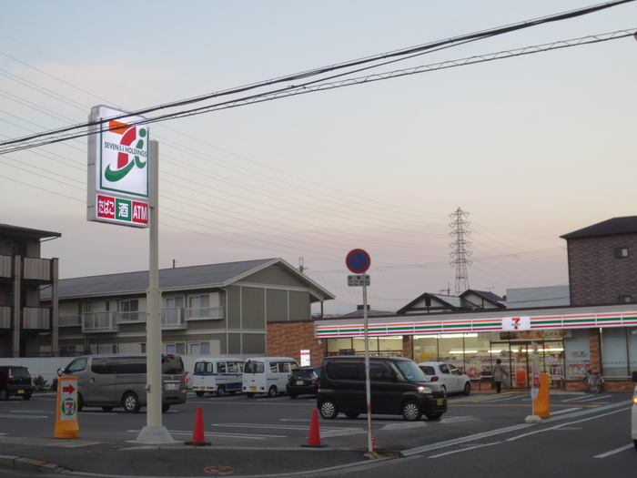 コンビニ　セブンイレブン（コンビニ）まで180m