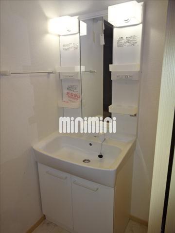 洗面設備　朝には欠かせない独立洗面台です。
