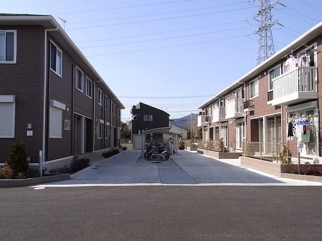 エントランス　★広い敷地内★