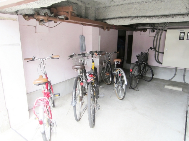 その他共有部分　敷地内に屋根つきの駐輪場付きです。