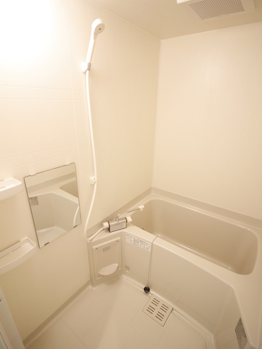 バス・シャワールーム　同じ部屋タイプの別部屋の写真です。現況と異なる場合は現況を優