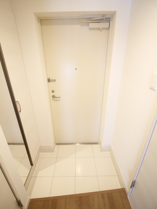 玄関　同じ部屋タイプの別部屋の写真です。現況と異なる場合は現況を優