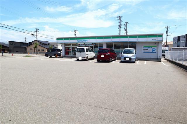 コンビニ　ファミリーマート金沢安原店（コンビニ）まで825m