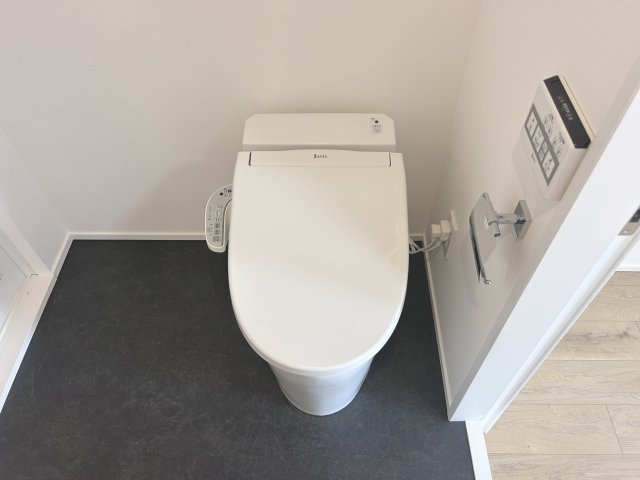 トイレ　温水洗浄機能付きトイレです☆