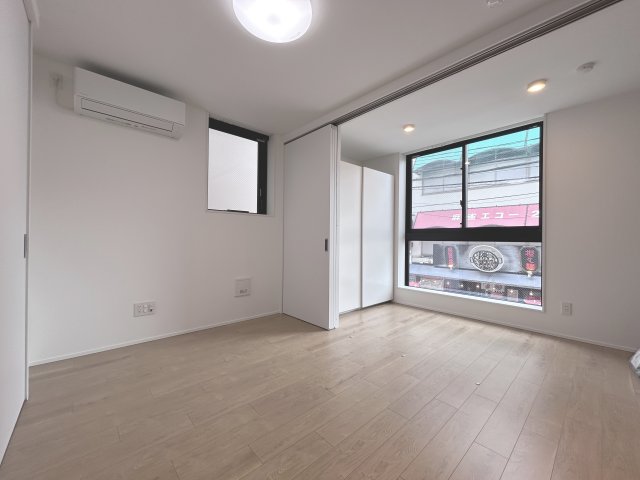 居室・リビング　2面採光の角部屋です☆