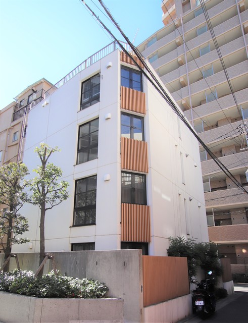 建物外観　新宿通りから１本入った落ち着いた立地です☆