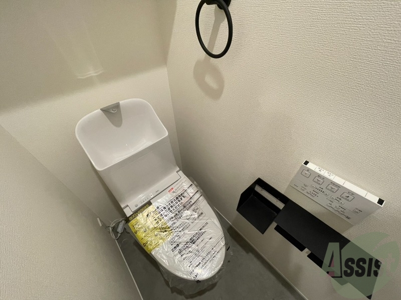 トイレ　トイレはウォシュレット機能付きです。安心して使用できますね。