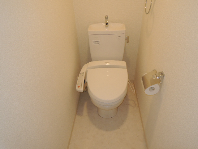 トイレ　落ち着いた色調のトイレです